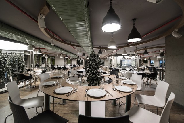 İstanbul’un en önemli iş merkezlerinden Maslak’ta konumlanan Doğuş Maslak Restaurant, Doğuş Oto ekibinin yoğun iş temposundan sıyrılabileceği, keyifle yemek yiyerek sosyalleşebileceği, yeşil ile bütünleşmiş özel bir yaşam alanı niteliğinde.