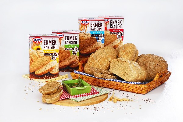 Dr. Oetker Ekmek Karışımları’nın hazırlık aşamaları, her zaman olduğu gibi ürün paketinin üzerinde fotoğraflar ile desteklenerek anlatılmakta.