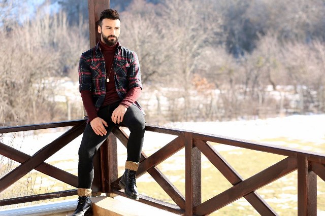 Selim Çaldıran aranjörlüğünde, DMC etiketiyle çıkan ve kısa sürede ünlü sanatçının “hit” eserleri arasındaki yerini alan “Aşk Diye Soludum” adlı şarkının dinlenme rekorları kırdığını anımsatan Gizem Demir, şunları söyledi;