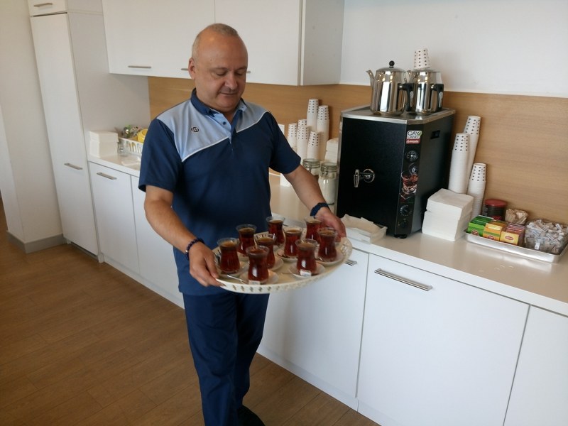 ISS yöneticileri ‘Hep Birlikteyiz Günü’ etkinliği için çalışanlarına destek oldu. CEO’dan direktörlere 220 yöneticinin temizlik personeli, aşçı yardımcısı, bulaşıkhane personeli ve garson olarak görev aldığı etkinlikte, yöneticiler tüm gün sahada çalışarak, sahadaki çalışanların rolünü ve karşılaştıkları güçlükleri deneyimledirler. Müşterilerin beklentilerine daha yakından şahit oldular.