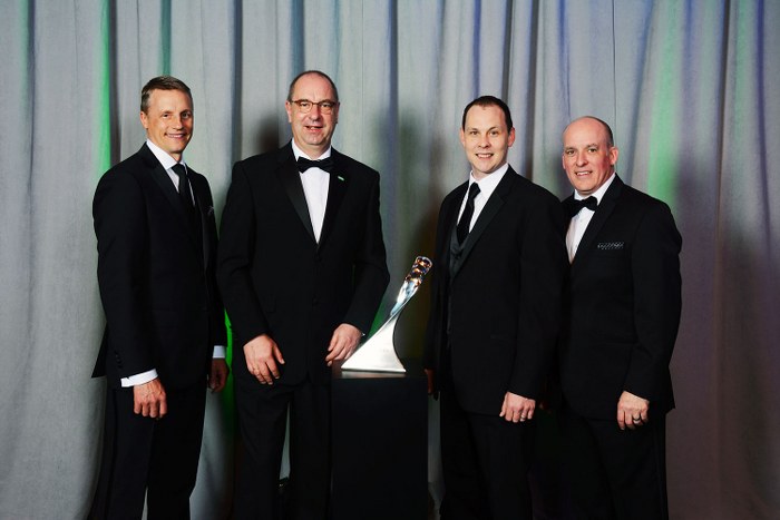 MANN+HUMMEL Otomotiv OEM ve Endüstriyel Filtrasyon Grubu Başkanı Kai Knickmann ödülü GM’den sorumlu Kıdemli Müşteri Yöneticisi Bill Peers ile birlikte aldı.