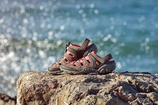 IN Street’te yer alan dünyaca ünlü markaların sneaker, sandalet ve terlik modelleri ile yazın enerjisi kombinlerinize yansıyor.