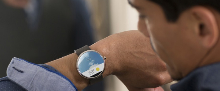 Android Wear’ın sunduğu tüm özellikleri barındıran Moto 360; tarih, saat, yer gibi değişkenleri değerlendirerek önemli olan bilgileri kullanıcısına bildiriyor.