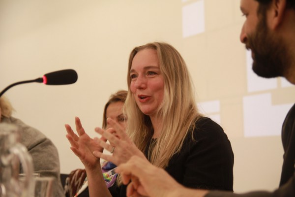 Diyen Marit Camilla Gisslow konuşmasını şöyle bitirdi; “Bir zamanlar dünyanın düz olduğuna inanıyorduk. Aksini söyleyenler cezalandırılıyordu. Gerçek bir erkek sadece penise sahip olmak demek değildir.