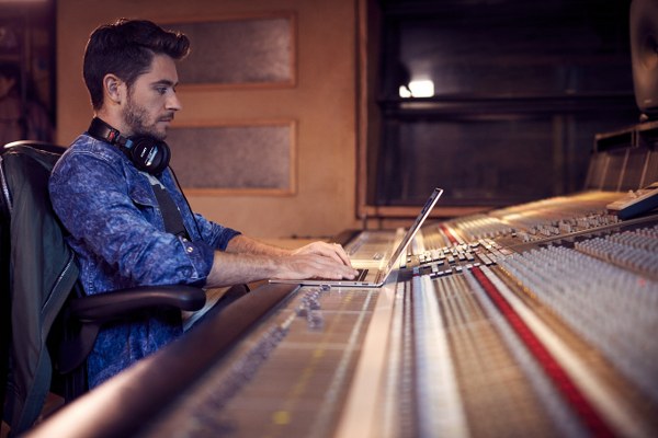 Yoga 900’deki tüm özelliklerin geliştirilmiş olduğu Yoga 910 oldukça şık tasarımı, parmak izi okuyu ve yüz tanıma özellikleri ile dikkat çekiyor.