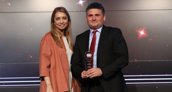 ‘Üreten Kart’ sayısı Şekerbank’a, bu yıl da ‘Ticari Kredi Kartı Portföyünü Oransal Olarak En Fazla Büyüten Banka’ ödülünü getirdi.‘MasterCard 2016 Ödülleri’ kapsamında verilen ödül, MasterCard Ürün Müdürü Zeynep Selçuk Ekren tarafından Şekerbank İşletme Bankacılığı Pazarlama Birim Müdürü Ömer Bilgiç’e verildi.