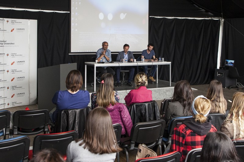 “Babalar Otizmi Anlatıyor” başlıklı seminerde, otizmli çocuğu olan 2 baba, çocuklarının hayatlarından kesitlerle, yaşadıkları sorunları, endişeleri ve yasal düzenlemeleri paylaştı