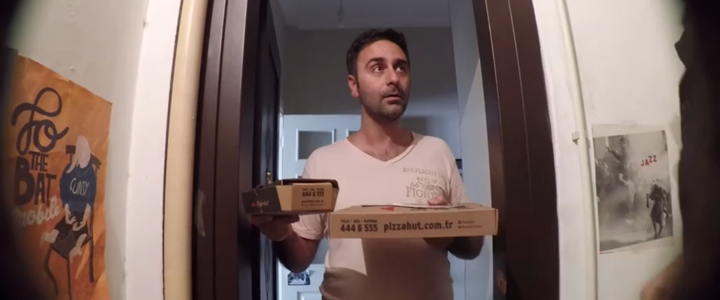 Pizza Hut Beşiktaş Şubesi’nden telefonla sipariş veren 3 müşteri, 5 TL’ye Sınırsız Menü sipariş etme şansı yakaladıklarını öğrendiler.