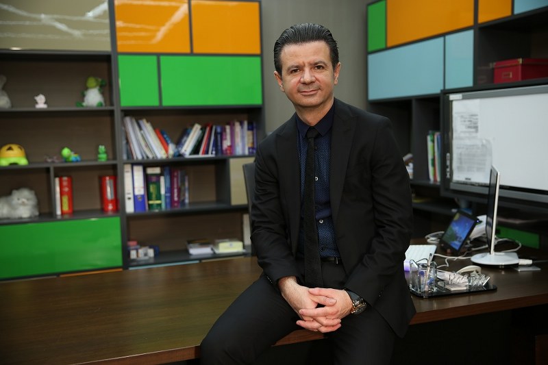 Çocuk Alerji Uzmanı Prof. Dr. Ahmet Akçay, insanın hayatı boyunca yaklaşık 170 gıdaya karşı alerji yapma potansiyeli olduğunu, fakat en çok besin alerjisi yapan gıdaların başında süt, yumurta, soya, buğday, fındık fıstık gibi çerezlerin ve deniz ürünlerinin geldiğini söyledi.