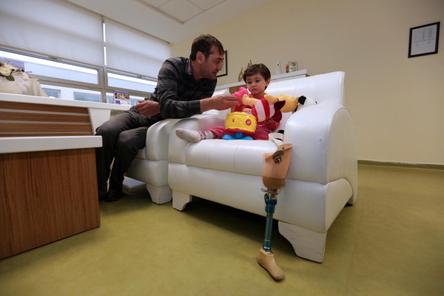 Özge’yi Büyükşehir Özel Eğitim Okulu ve Rehabilitasyon Merkezi’nde ziyaret eden Türel, babası Ali İhsan Yıldırım ile bire bir görüşerek, Özge’nin durumu hakkında bilgi aldı.