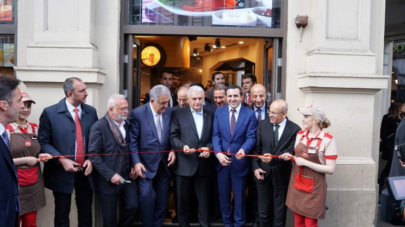 Tahinli Çıtı Pıtı ve çay ikilisi, deneyenlerin yeni favorisi oldu. Efsane lezzet Tahinli Çıtı Pıtı tüm Simit Sarayı mağazalarında son haftalarda yoğun ilgi görüyor.