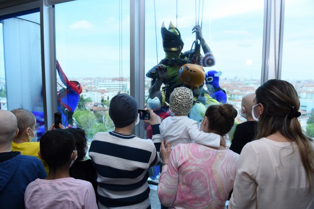 23 Nisan’da en sevdikleri süper kahramanlarla farklı bir şekilde karşılaştı. Yeditepe Endüstriyel Dağcılık’ın tırmanış ekibi, çocuklara unutamayacakları bir sürpriz yaşatmak için hummalı bir çalışmaya girdi. 6 kişiden oluşan ekip Örümcek Adam, Kaptan Amerika, Iron Man, Wolverine ve Hulk’un kostümlerini giyerek 12 katlı hastanenin çatısına çıktı.