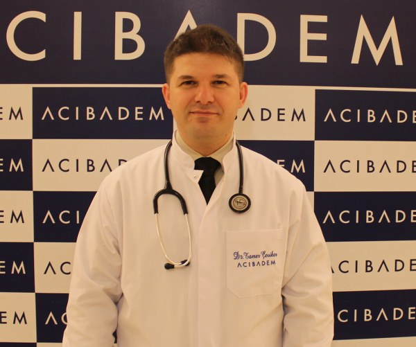 Acıbadem Bakırköy Hastanesi İç Hastalıkları Uzmanı Dr. Tamer Çeviker güneş çarpmasından korunmanız için almanız gereken önlemleri anlattı, önemli önerilerde bulundu.