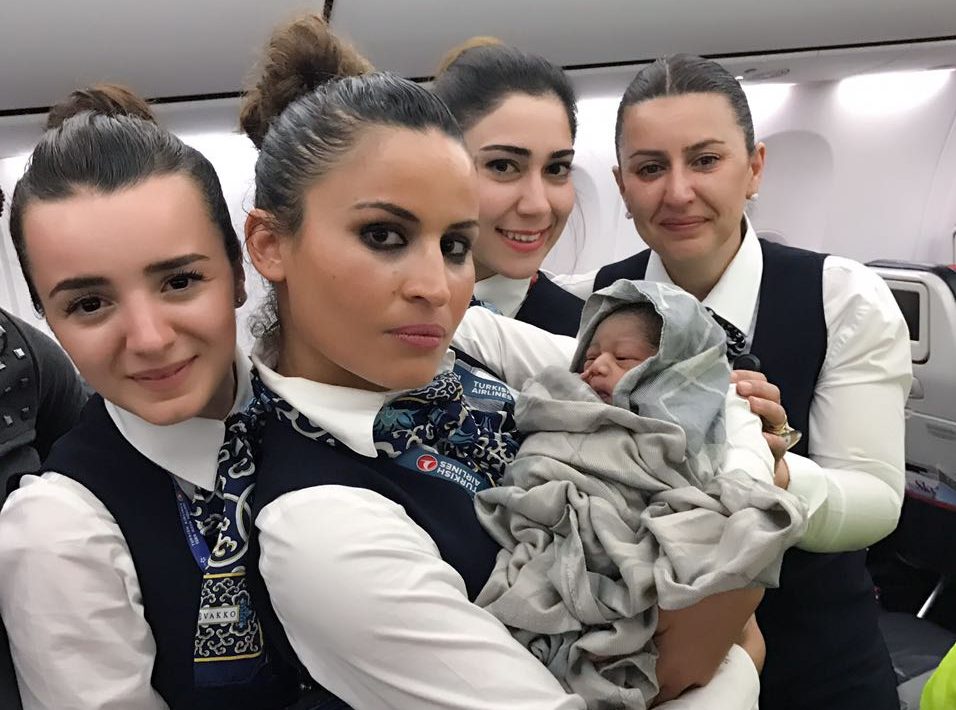 Türk Hava Yolları Ouagadougou istasyon yetkililerimiz bebek ve anneyle yakından ilgilenmektedir.