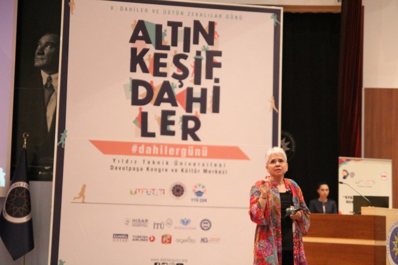 Okulda başarısızlığın 7 nedeni (Fotoğraflı – Videolu) İster üstün zekalı isterse normal zekalı olsun çocuğunuz okulda başarısız olabilir. Peki neden? Bunun birçok nedeni var. Tüm Üstün Zekalılar Derneği (TÜZDER) tarafından düzenlenen “5. Dahiler ve Üstün Zekalılar Günü” etkinliğinde konuşan İstanbul Ticaret Üniversitesi Öğretim Görevlisi Prof. Dr. Oya Özkardeş, okulda başarısızlığın yedi nedenini şöyle açıkladı: