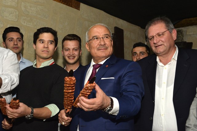 Tarsus Gastronomi ve Araştırma Günleri Kapılarını Türk ve Yabancı basının katılımlarıyla açtı. Mersin Büyükşehir Belediyesi, Tarsus Belediyesi, Mersin Üniversitesi, Tarsus Ticaret Odası, Mersin Kent Konseyi ve Tarsus Kent Konseyi
