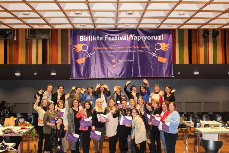 Dokuz Eylül Üniversitesi Güzel Sanatlar Fakültesi’nin desteğiyle İzmir’de, Doğu Akdeniz Üniversitesi ve Kıbrıs Türk Eğitim Vakfı’nın iş birliğinde Kuzey Kıbrıs Türk Cumhuriyeti’nde seyircileriyle buluşacak.