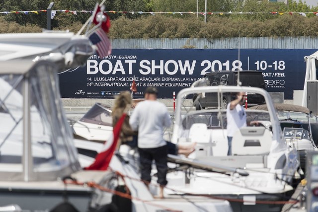 CNR Holding Genel Koordinatörü Cem Şenel, “CNR Avrasya Boat Show Denizde fuarımızda, fiyatları 3 bin liradan başlayan ve 20 milyon liraya kadar uzanan 100’e yakın sıfır ve ikinci el tekne, mega yat, bot ve yelkenli sergiliyoruz.Fuarımızda her bütçeye uygun teknelerin yanı sıra jet ski, flyboard ve sektöre ait tüm aksesuar ve ekipmanlar da yer alıyor”