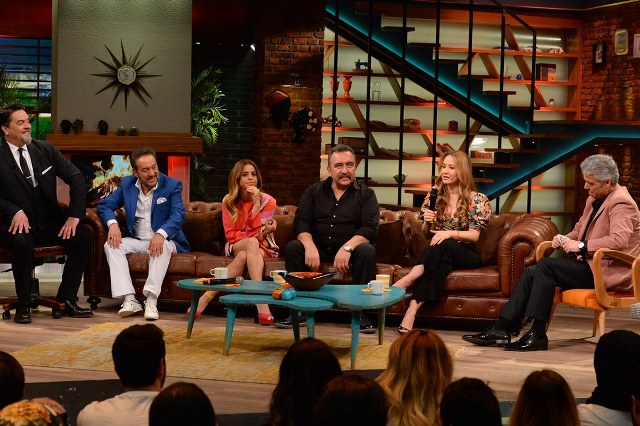 Yandex Navigasyon’un sesli yönlendirme özelliğindeki kadın ses “Ece”yi seslendiren oyuncu Sıla Erkan, ilk kez Beyaz Show’da seyircilerin karşısına çıktı. 21 Nisan gecesi yayınlanan programda Büşra Pekin, Ümit Besen, Cengiz Kurtoğlu, Arif Susam gibi ünlü isimler de konuklar arasında yer aldı.