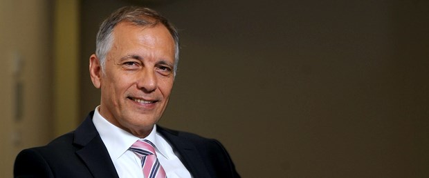 İzzet Karaca, Yeni CEO Sensin “İzzet, yeni atanan CEO’lara faydalı tavsiyelerde bulunarak onların sadece hızlı ve başarılı bir başlangıç yapmalarını değil, aynı zamanda kariyerlerinde takdir edilecek ve başarılı noktalara ulaşmalarını da sağlıyor.”