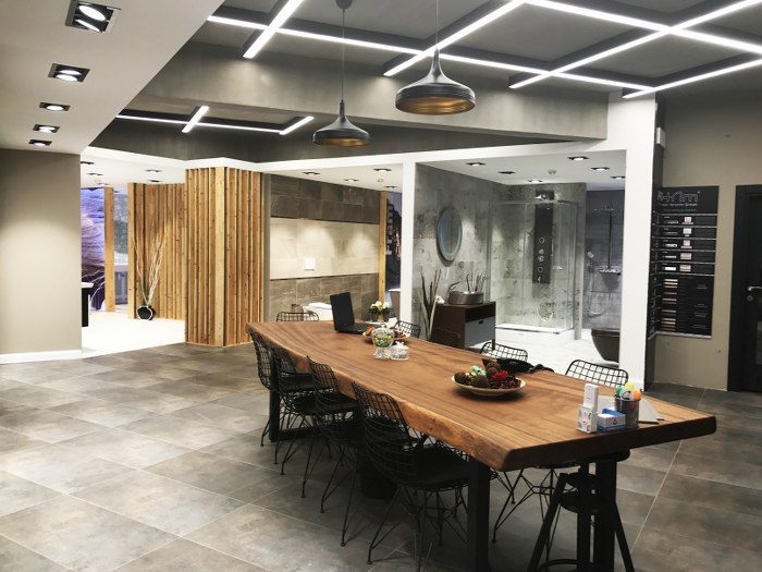 Benzersiz loksayonu ile Kadıköy’e 10’, 15 Temmuz Şehitler Köprüsüne ise sadece 5 dakika mesafedeki showroom ; İstanbul Anadolu yakasına hitap ettiği kadar Avrupa yakasındaki tüketici ve profesyonelleri de ağırlamaya hazırlanıyor.