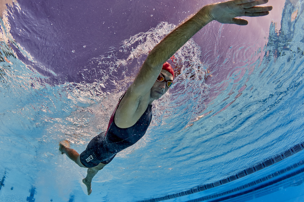 Плавець у Zone3 Streamline Swimskin під водою