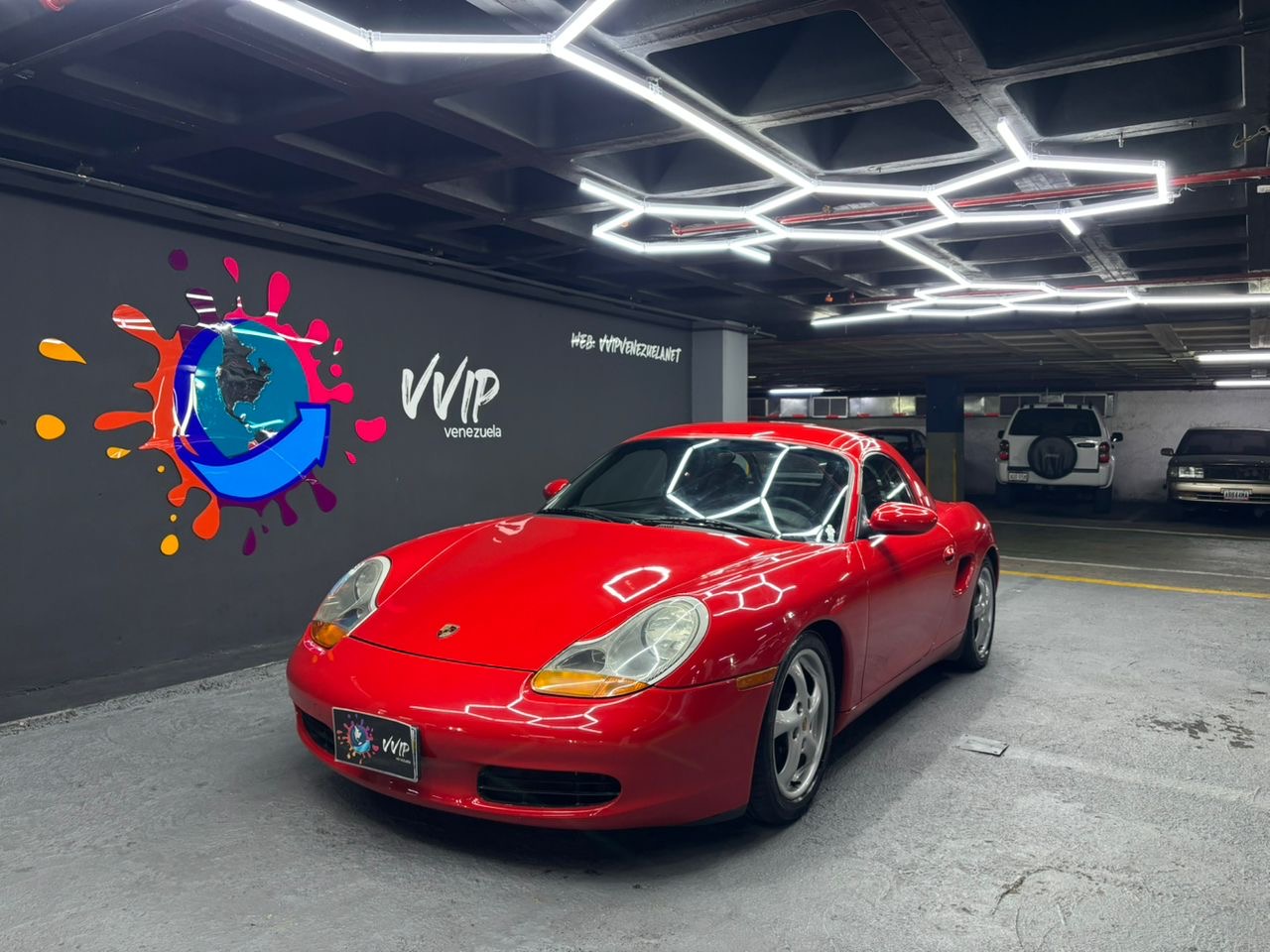 Porsche Boxster Rojo en Showroom VVIP Venezuela Altamira