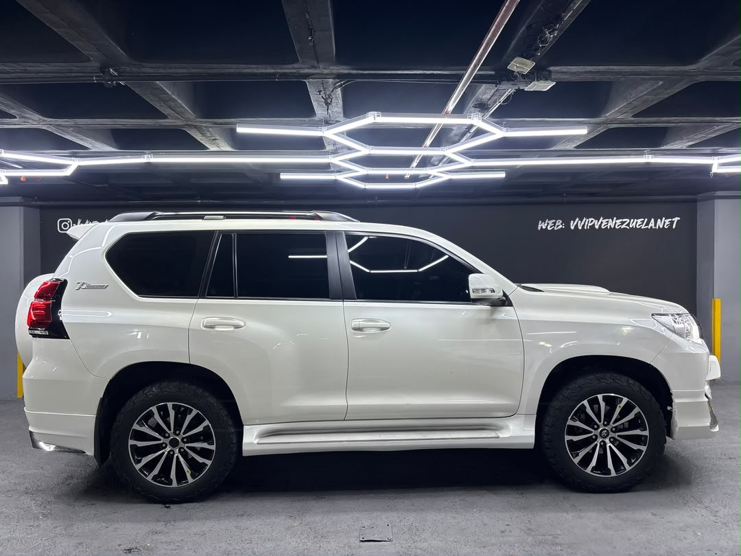 Toyota Prado VX 70 Aniversario Dubai - Año 2023 miniatura 7