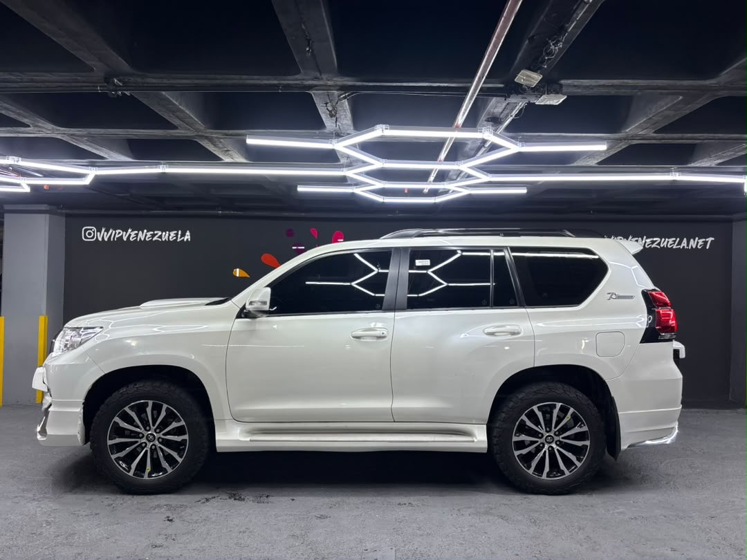 Toyota Prado VX 70 Aniversario Dubai - Año 2023 miniatura 8
