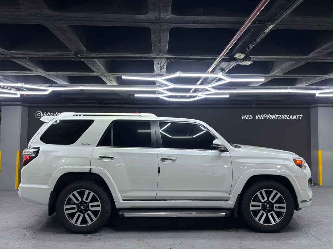 Toyota 4Runner Limited - Año 2024 miniatura 3