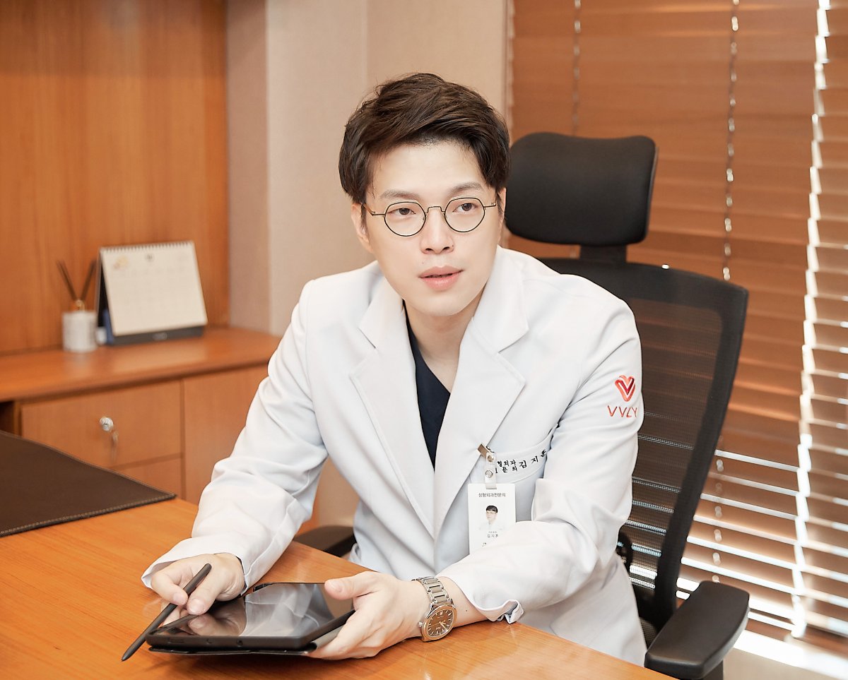 쁠리성형외과 김지훈 대표원장