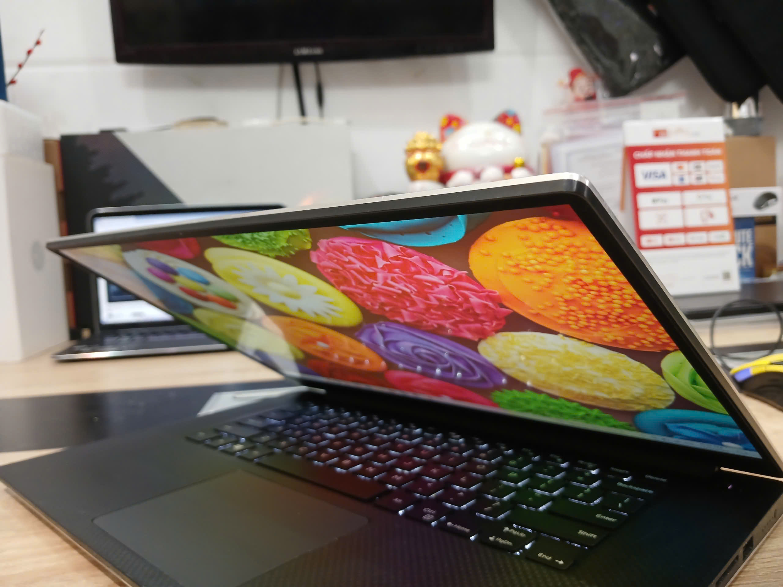 DELL XPS 9560 i7 7700HQ 16G 512G GTX 1050,15.6FHD
