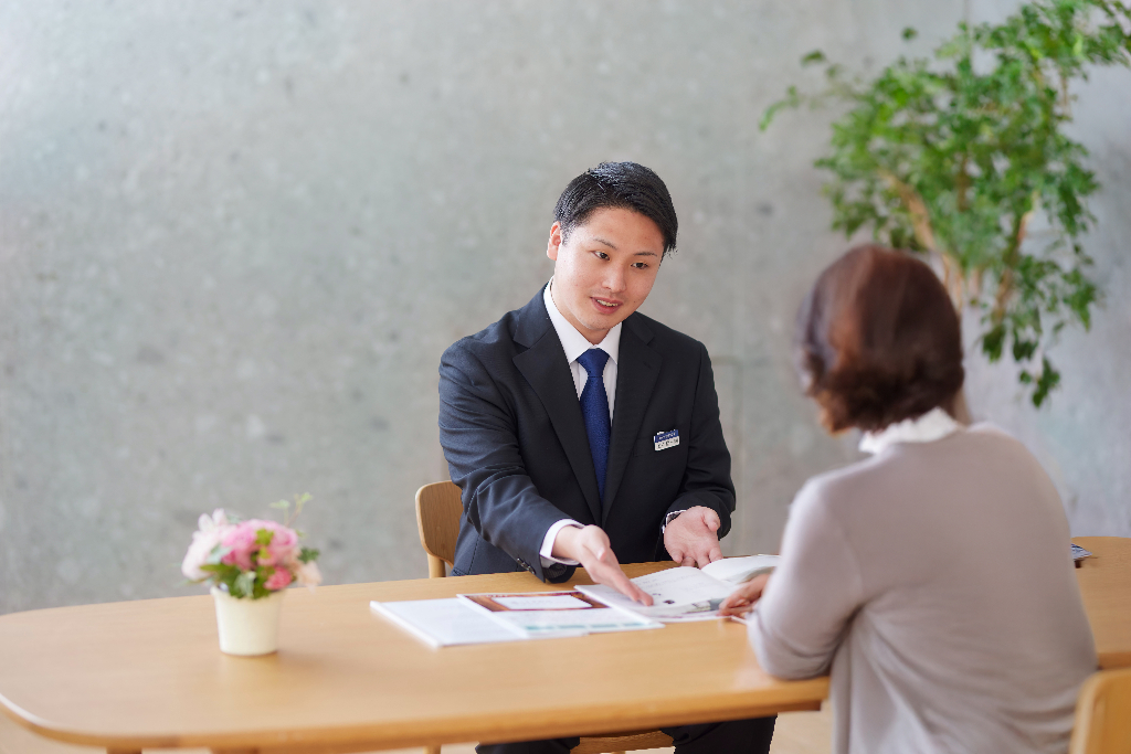 エンディングプランナー／直行直帰可／年休127日以上／夜間なし／賞与年2回
