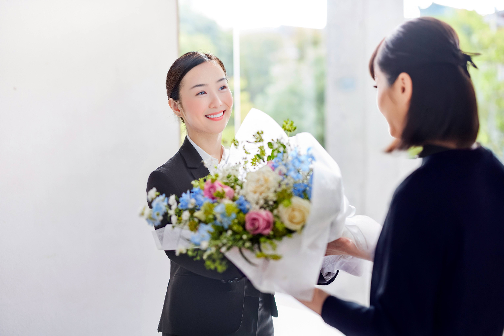 エンディングプランナー／直行直帰可／年休127日以上／夜間なし／賞与年2回