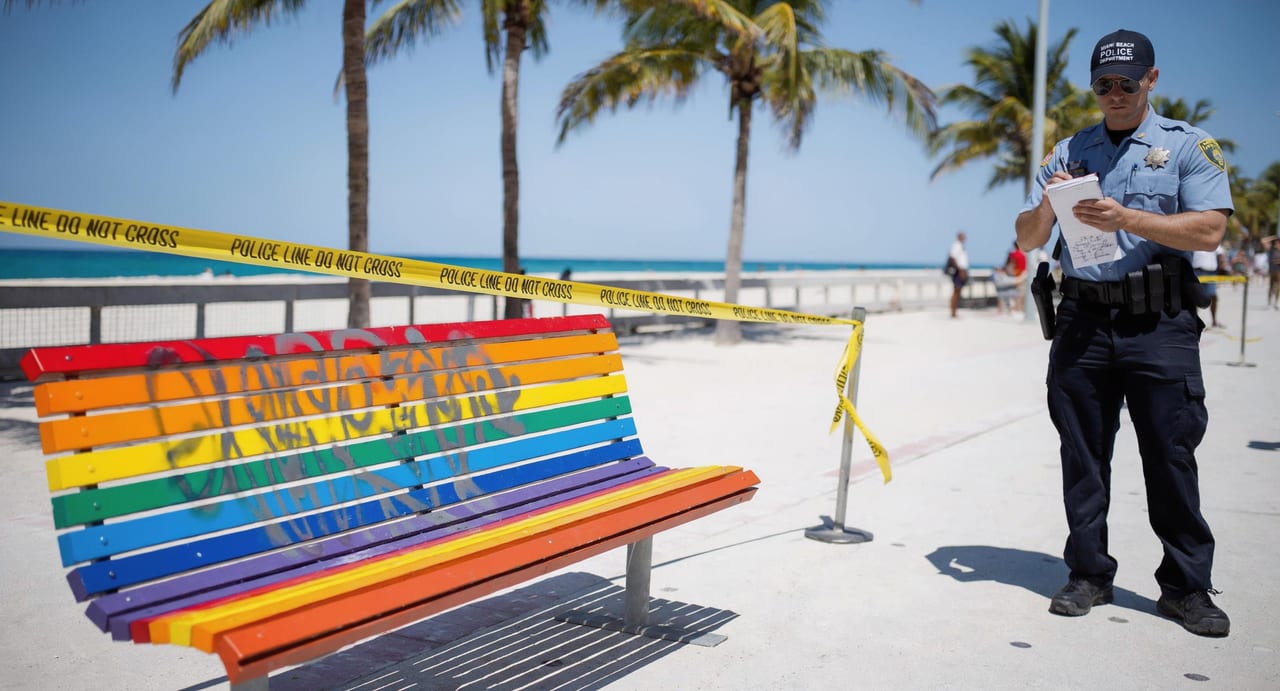 الألمان المعتقلون في ميامي: الصليب المعقوف واقتباس هتلر على بنك LGBTQ