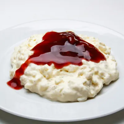 Avec quoi parfumer le riz au lait ? un riz au lait avec un coulis sur le dessus