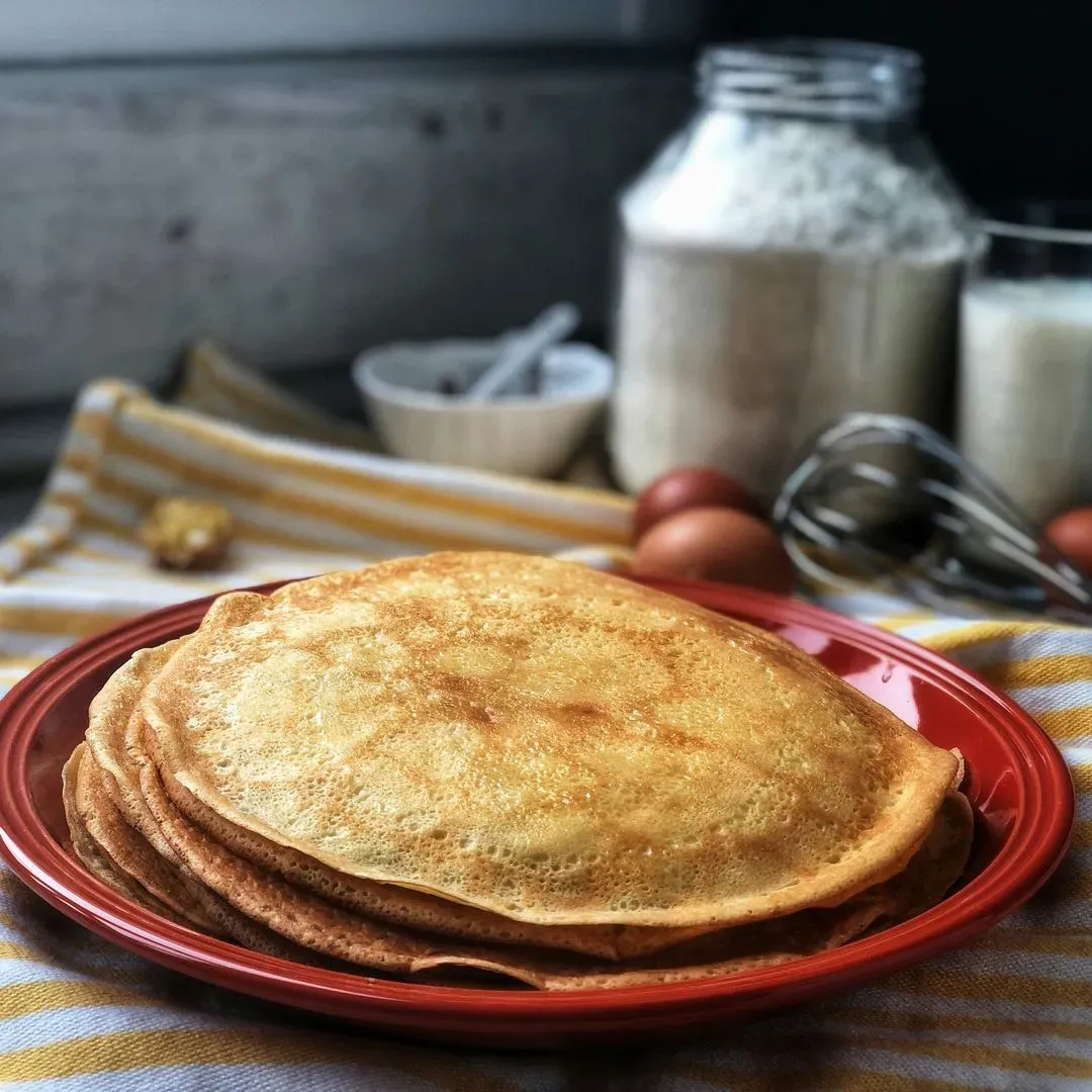 des crêpes sur une assiette rouge