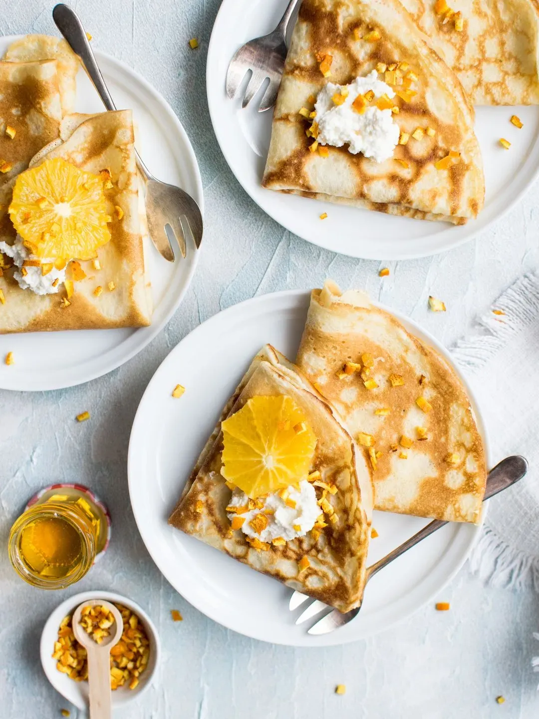 des crêpes sur une assiette avec quelques framboises