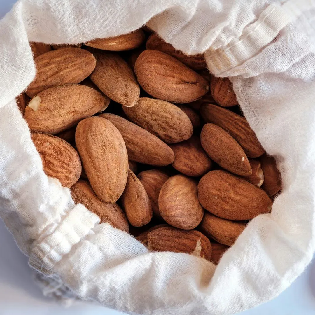 Comment conserver de la poudre d'amande ? un sac en tissu avec des amandes à l'intérieur