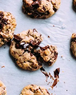 des cookies sur un plan de travail