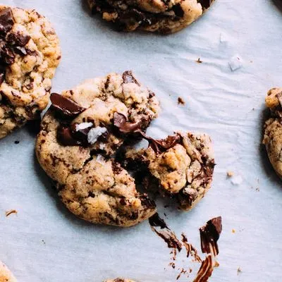 des cookies sur un plan de travail