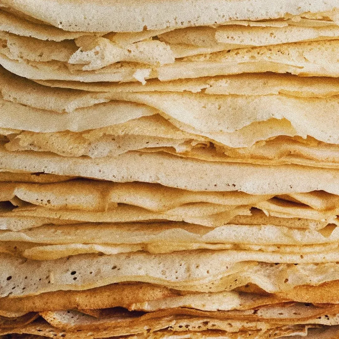 Empilement de crêpes dorées