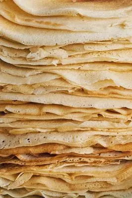 Empilement de crêpes dorées