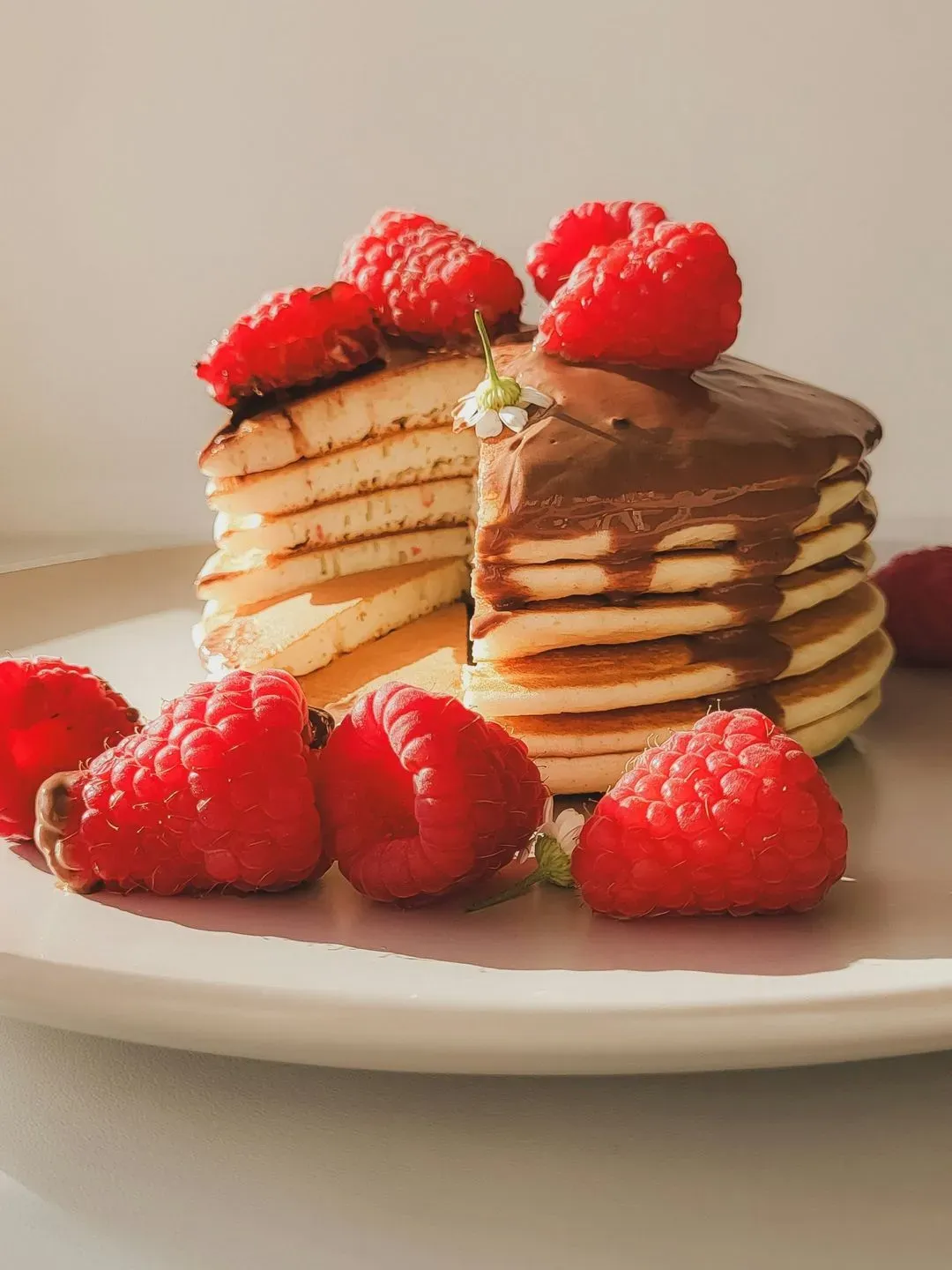 Une pile de pancakes sur lequel on verse du sirop d'érable 