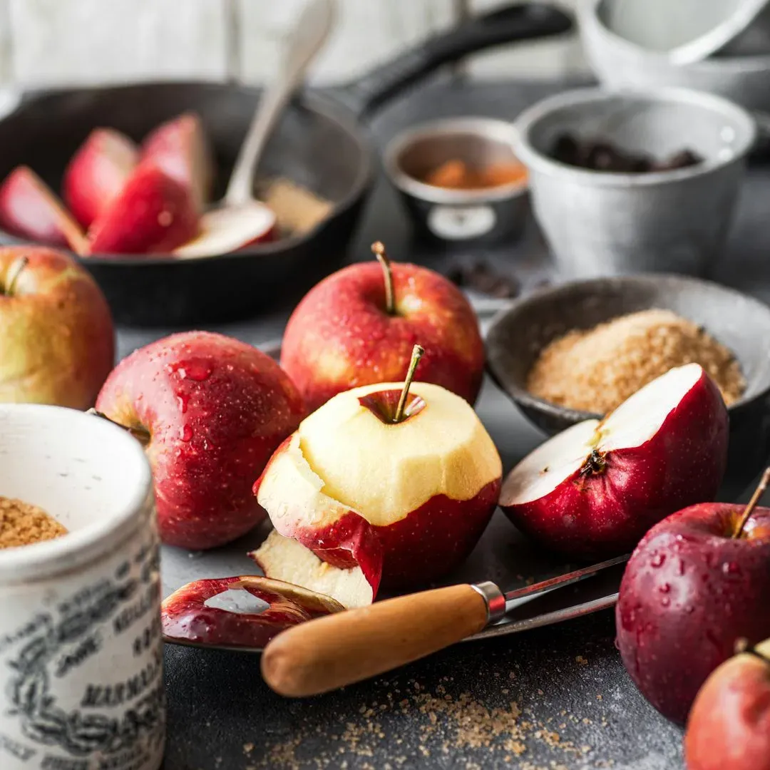 des pommes en train d'être coupés avant une préparation