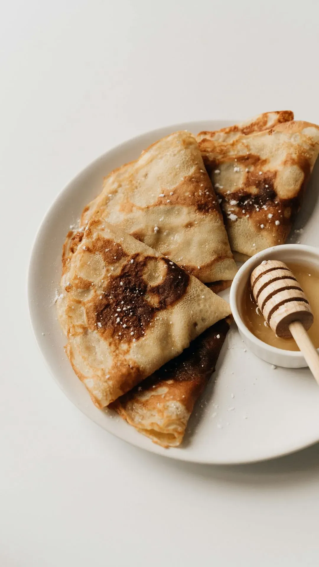 une crêpe en train de cuire sur une poêle en fonte