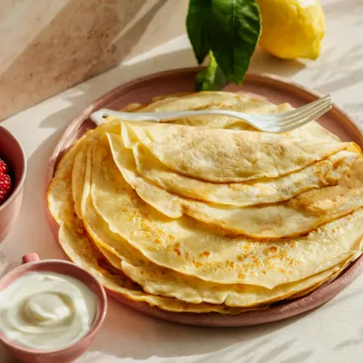 une petite pile de crepes sur une assiette
