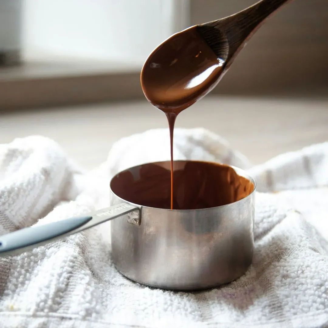 du chocolat fondu dans une petite casserole