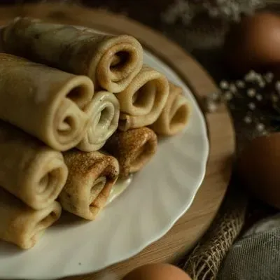 des crêpes roulées sur une assiette