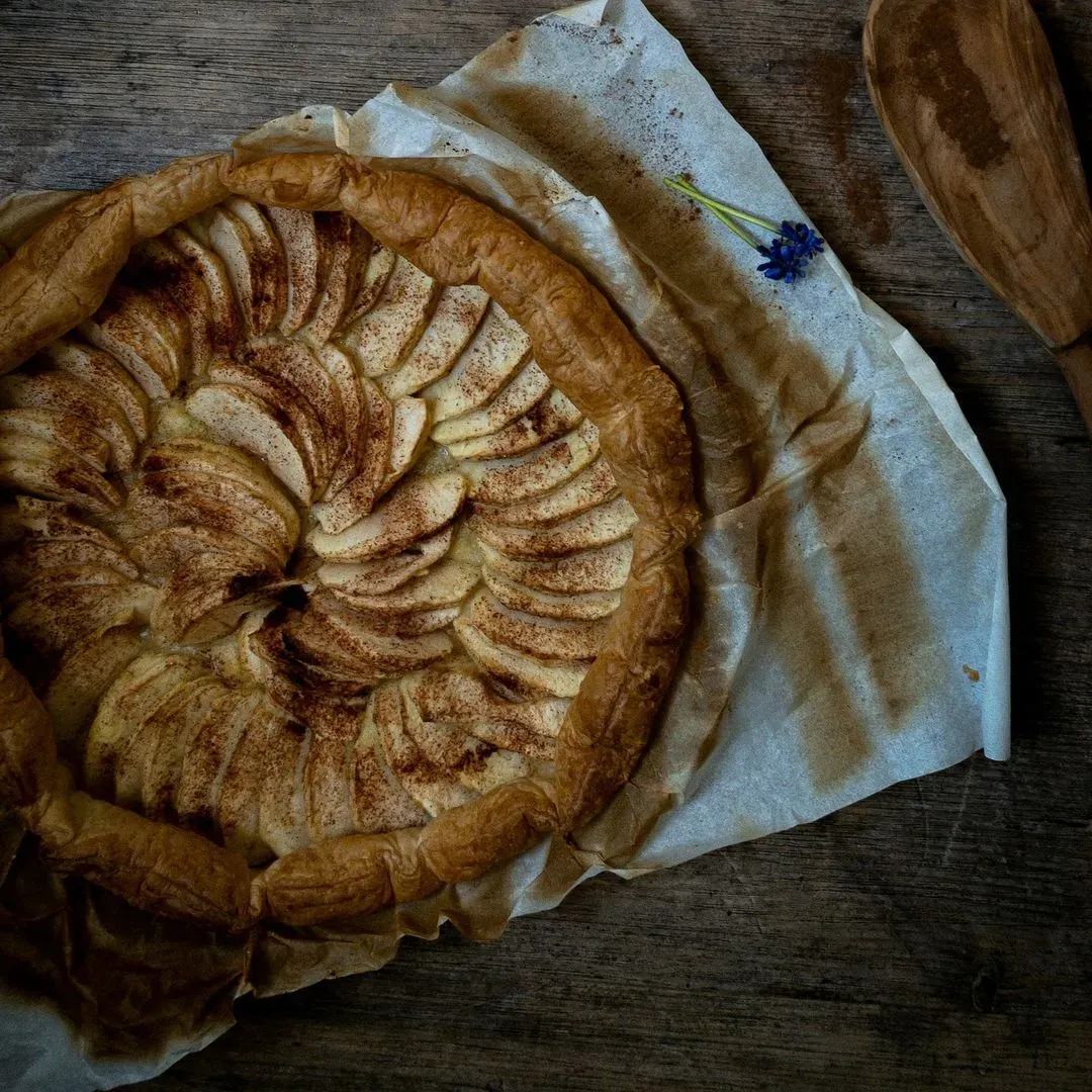 une tarte aux pommes cuite sur un plan de travail